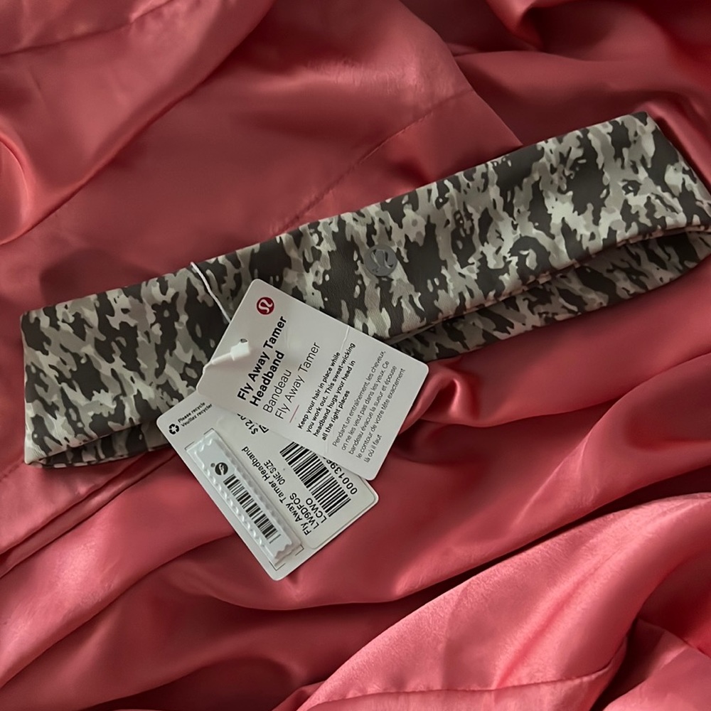 Lululemon Athletica Fly Away Tamer Headband Full on Luxtreme gray Camo NWT